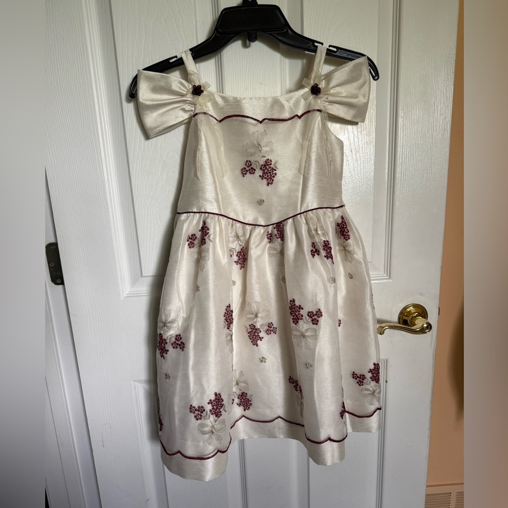 Elegant Cream Floral Square Neck Formal Dress - Size 6X - Que Hermosa Brand
